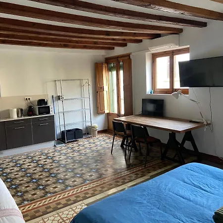 Апартаменты Lovely 2-bed In Barcelonas Location *