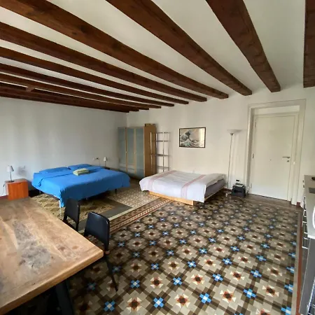 Lovely 2-bed In Barcelonas Location Apartment *